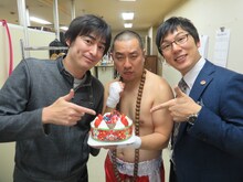 「RGが90分あるある歌いつづけ、それを浅越ゴエが90分実況し、さらに博多大吉が90分解説する会」終演後の様子。左から、博多大吉、レイザーラモンRG、浅越ゴエ。