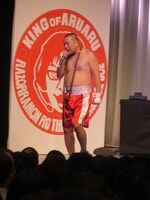 エンディングで「Bye For Now」を歌うRG。