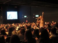 観客と1つになるRG。