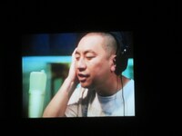 「Do They Know It's Christmas?」を歌うレイザーラモンRG。