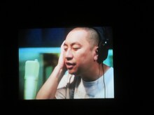 「Do They Know It's Christmas?」を歌うレイザーラモンRG。