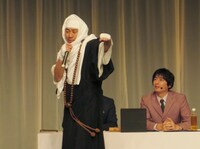 観客に何度もパンチを繰り出すRGと、それをポカンと見つめる博多大吉。