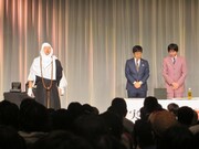 突如始まった国家斉唱。観客も起立。