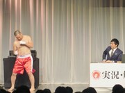 シャドーボクシングを繰り返すRGと、ドン引きするゴエ。