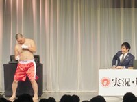 シャドーボクシングを繰り返すRGと、ドン引きするゴエ。