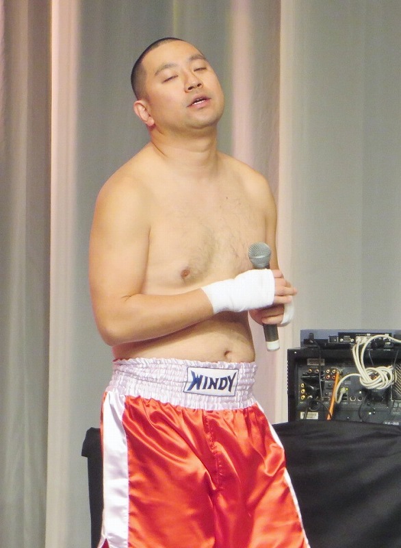 バンテージと思われた手首の布はただの包帯。