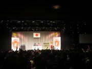 あるあるを言ってもらおうと手を挙げる群衆。