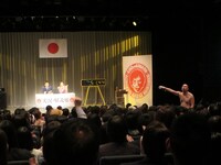 「ff（フォルティシモ）」で1割の観客しかこぶしをあげなかった瞬間。ゴエと大吉が「参加しないと損ですよ」とやんわり注意。