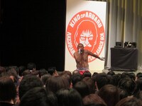 観客と一緒にあるあるを歌うRG。