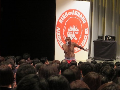 観客と一緒にあるあるを歌うRG。