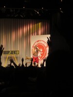 クリスマスイブに最後まであきらめずに手を挙げ続ける人々。