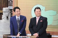 司会のバナナマン設楽とブラックマヨネーズ小杉（左から）。