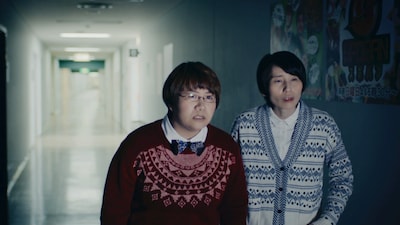 「マニュライフ生命」の新テレビCM「未来自販機」に出演する、ハリセンボン。