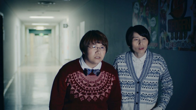 「マニュライフ生命」の新テレビCM「未来自販機」に出演する、ハリセンボン。