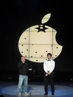 ジャンボトロンに映し出されるみかん社のマークにご満悦のキムズ。