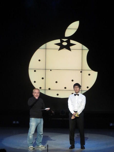 ジャンボトロンに映し出されるみかん社のマークにご満悦のキムズ。