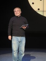 久々の大阪になかなか受け入れてもらえないインタレスティングプロデューサーのスティーブ・キムズ。