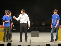 「ロッシーさんを見て自分は滑舌悪くないんだと思いました」という言葉をゴエに聞き取ってもらえなかったキングオブコメディ高橋（左）。