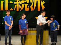 異次元回答を連発したロッシー（左端）、岩倉（左から2番目）、伊藤（右端）。