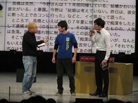 キムズから「面白いことを言って無実を証明しよう」と無茶苦茶な説得をされる高橋（中央）。