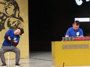 売れっ子エロ作家・ケンコバと、自分の作品がウケず首をかしげるこいで。