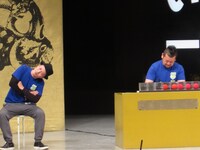 売れっ子エロ作家・ケンコバと、自分の作品がウケず首をかしげるこいで。