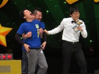 勝利し喜びのポーズをとるチームエロス。