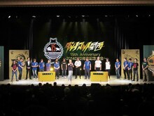 バッファロー吾郎主催の大喜利ライブ「ダイナマイト関西15th Anniversary～2014DVD発売記念大会3」エンディングの様子。