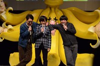 仲のよさそうなポーズをとるバナナマンとバカリズム。