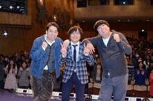 DVD「そんなバカなマン」発売記念イベントに出演したバナナマン設楽、バカリズム、バナナマン日村（左から）。