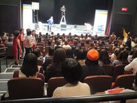 観客との記念撮影。