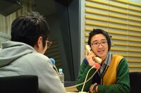 助教授の彼女に電話する黒田。