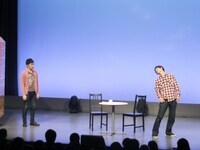 顔に難のある善良な市民・池田と冷静に話をしようとする田中。