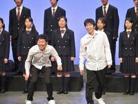 幕張総合高校合唱団とコラボした「視力検査」。