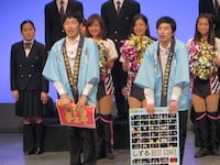 エンディングで観客に感謝するしずる。