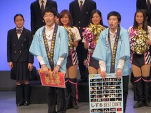 エンディングで観客に感謝するしずる。