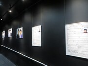 劇場廊下に貼られた過去の宣材写真とNSCの願書。