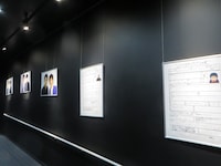 劇場廊下に貼られた過去の宣材写真とNSCの願書。