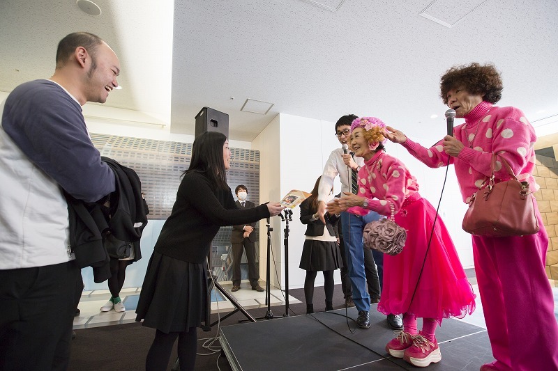 「林家ぺー＆パー子 縁起の良い写真撮影会」の様子。