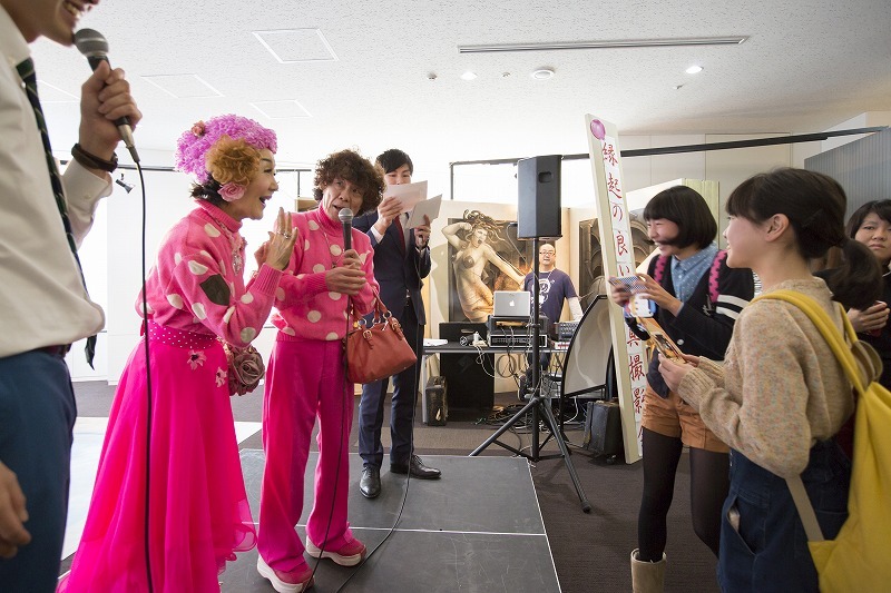 「林家ぺー＆パー子 縁起の良い写真撮影会」の様子。