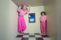 トリックアートを楽しむペー＆パー子。