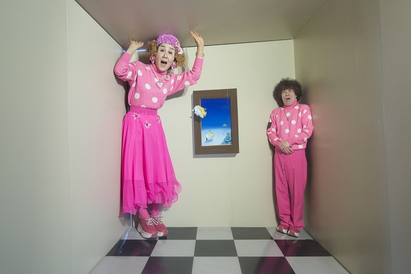 トリックアートを楽しむペー＆パー子。