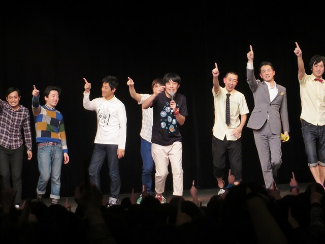 佐久間一行ライブ「くるっと2014」エンディングの様子。