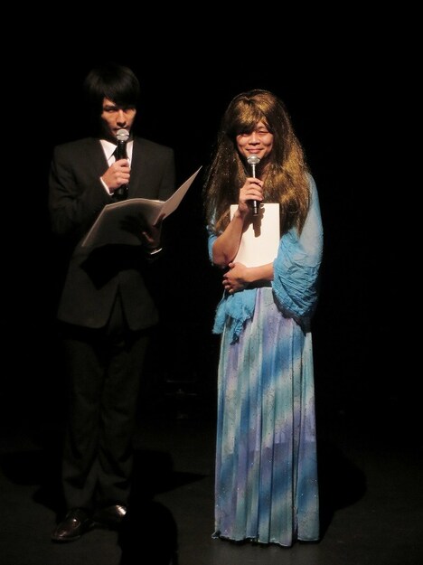 司会のザンゼンジ三福(左)とアシスタントのザンゼンジ武田(右)。