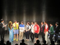 武田を「東北の妖怪」と揶揄するトップリード和賀（右から2番目）。しかし武田の服は和賀のお下がり。