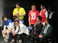 三福の「受賞に自信はありますか？」という問いに「あるよ！」と答えたエルシャラカーニ清和（下段右から2番目）。