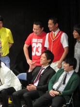 「K-PRO流行語大賞」に「トマトッ！」の入賞を予想するエルシャラカーニしろう（上段右）。