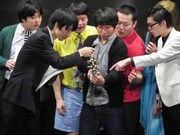 K-PRO児島代表のインタビューが掲載されている「シアターガイド」に驚く芸人たち。