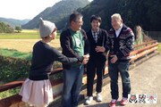 芸術祭総合ディレクター山出淳也（左から2人目）に話を聞くウド鈴木（右端）ら。