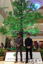 巨大な折鶴オブジェのもとを訪れた千原ジュニア（左）。